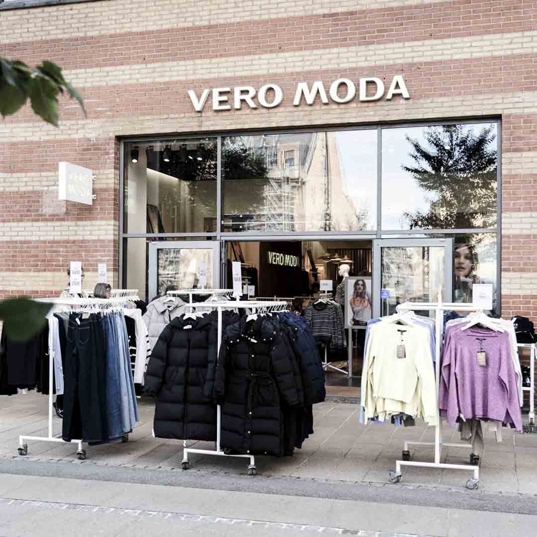 Vero Moda butik på Nørrebro. Ude foran står der stativer med jakker, bluser og bukser.
